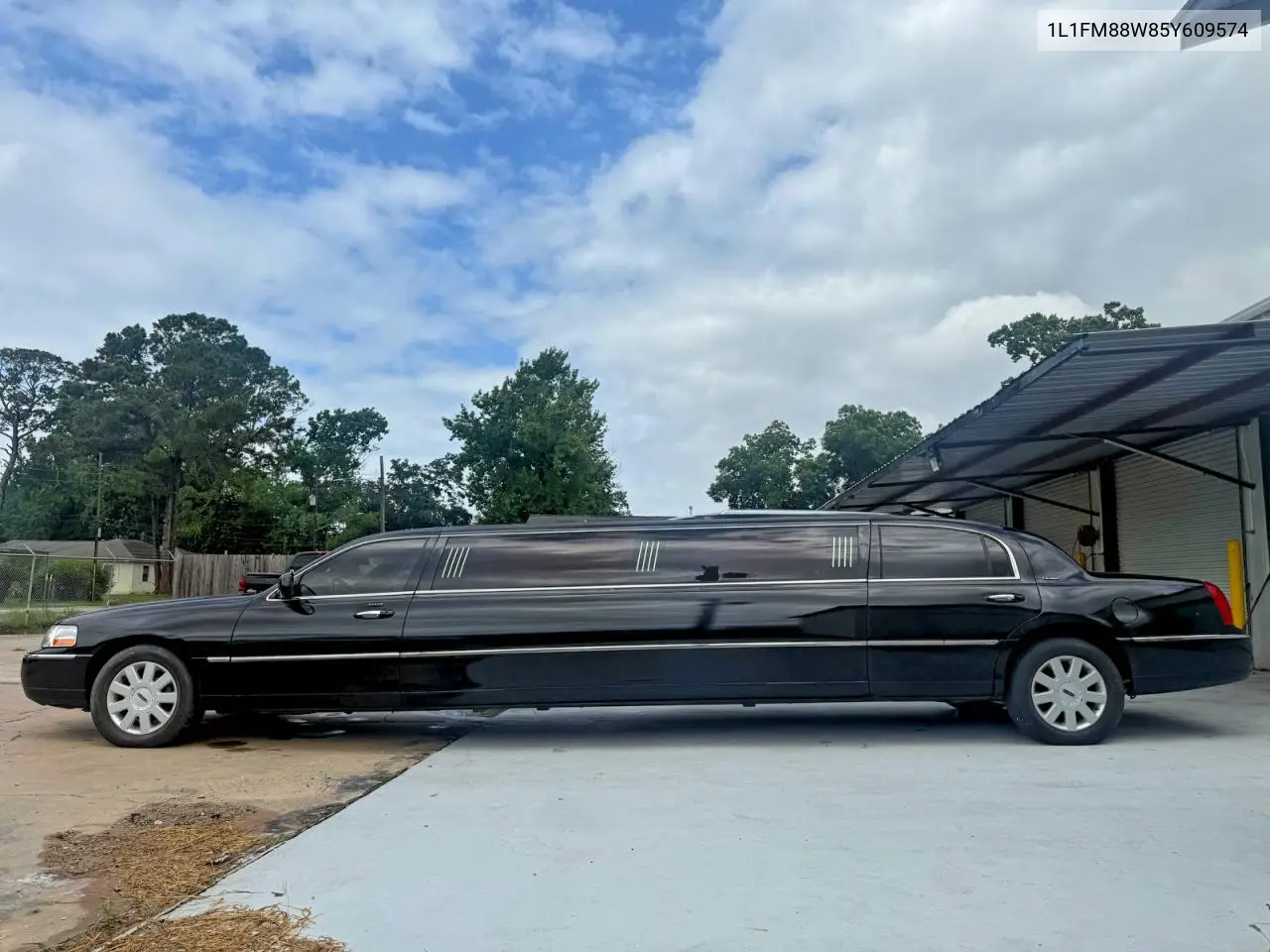 2005 Lincoln Town Car Executive VIN: 1L1FM88W85Y609574 Lot: 58337626
