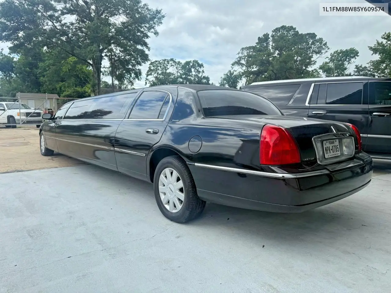 2005 Lincoln Town Car Executive VIN: 1L1FM88W85Y609574 Lot: 58337626