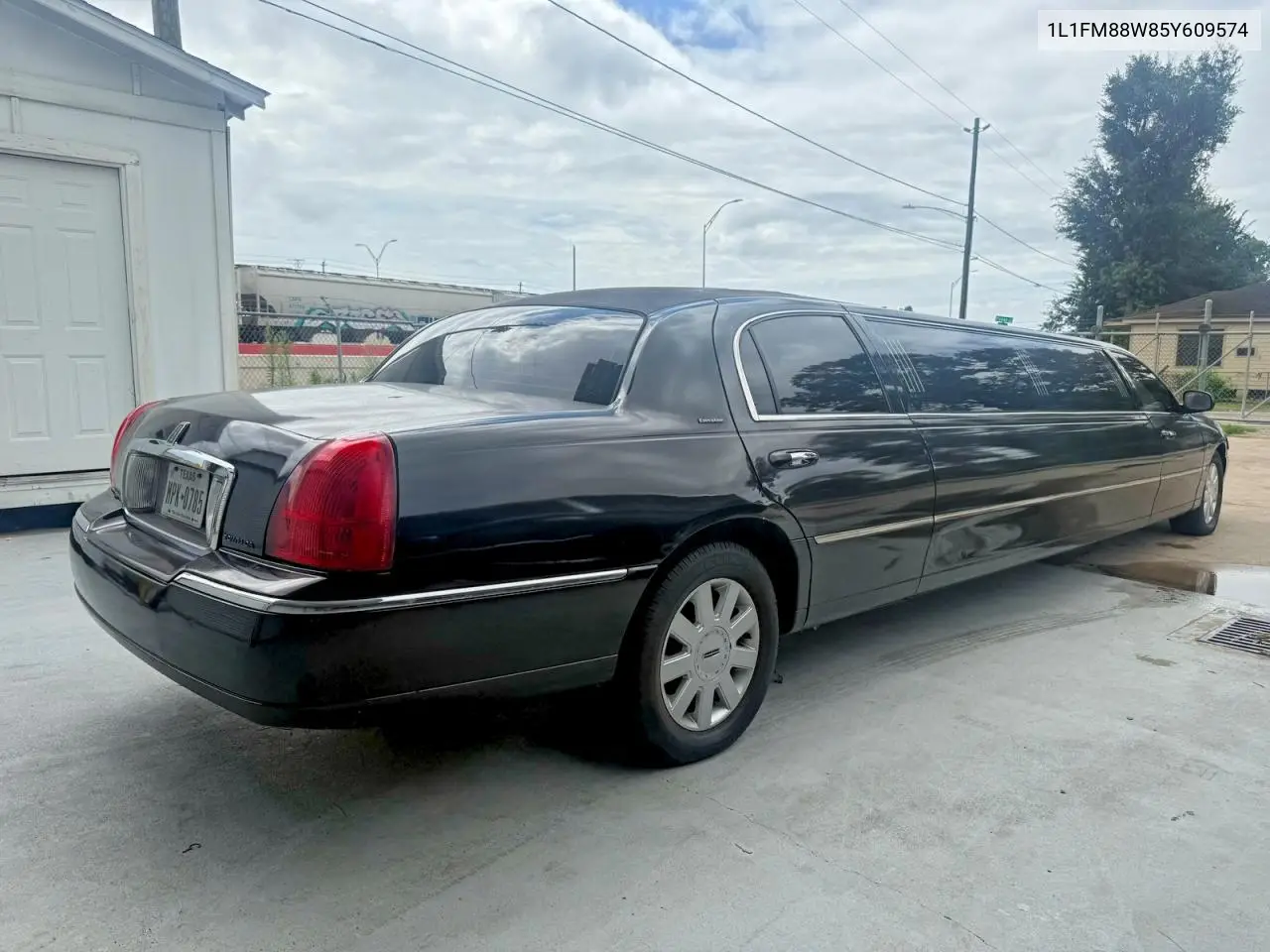 2005 Lincoln Town Car Executive VIN: 1L1FM88W85Y609574 Lot: 58337626