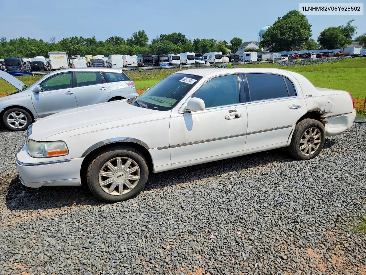 2006 Lincoln Town Car Signature Limited VIN: 1LNHM82V06Y628502 Lot: 59217346