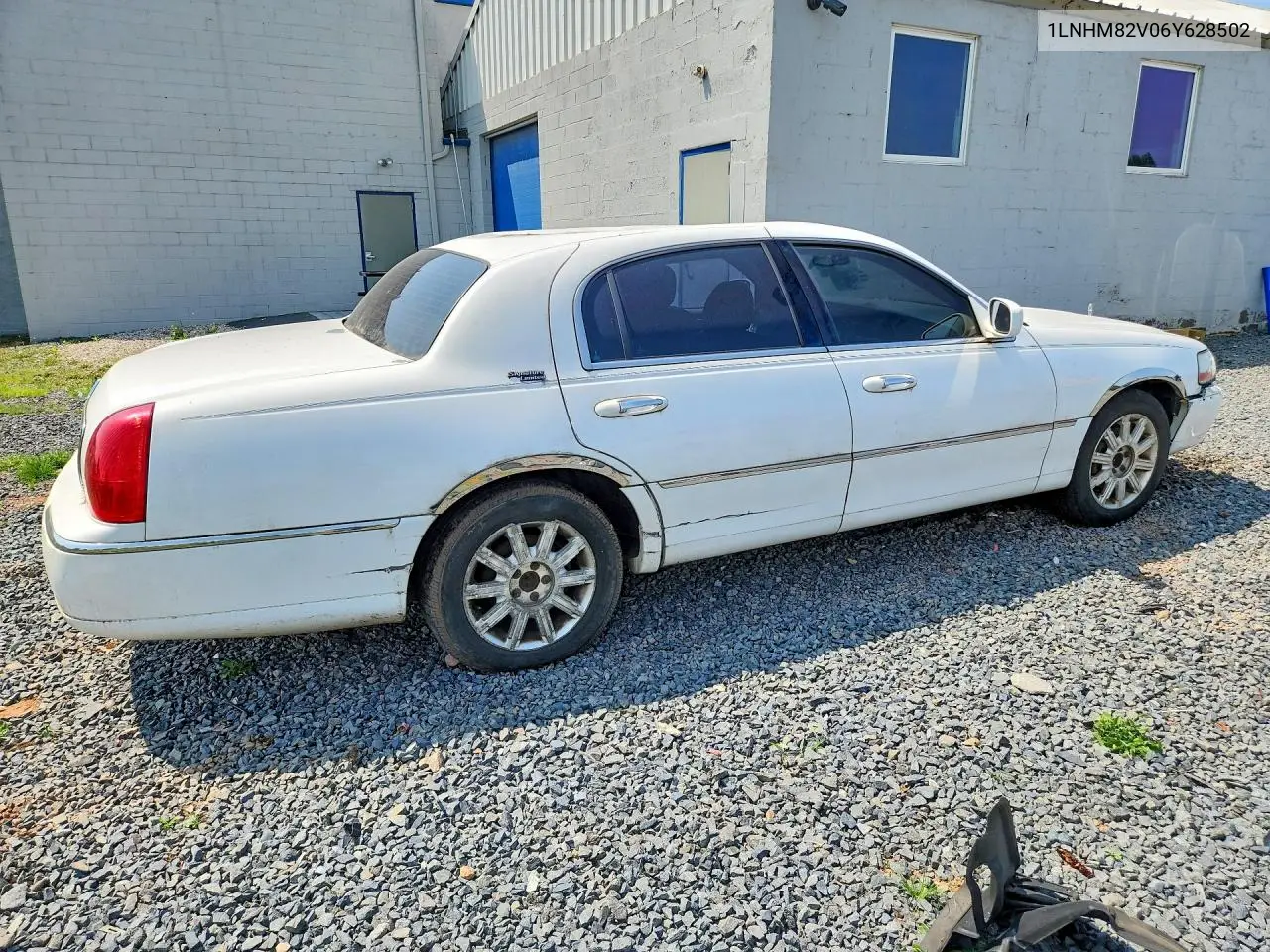 2006 Lincoln Town Car Signature Limited VIN: 1LNHM82V06Y628502 Lot: 59217346
