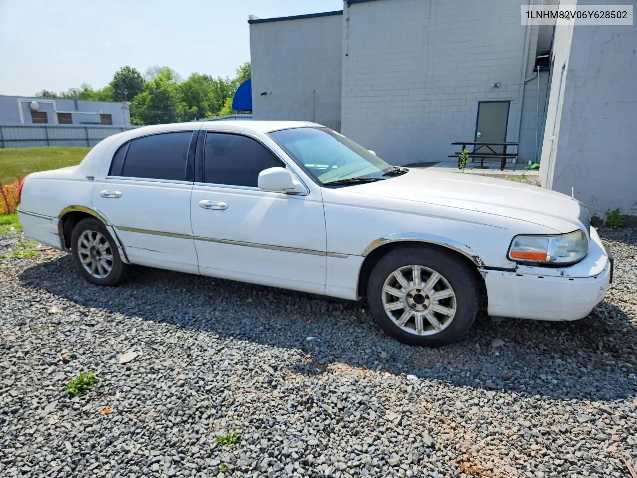 2006 Lincoln Town Car Signature Limited VIN: 1LNHM82V06Y628502 Lot: 59217346