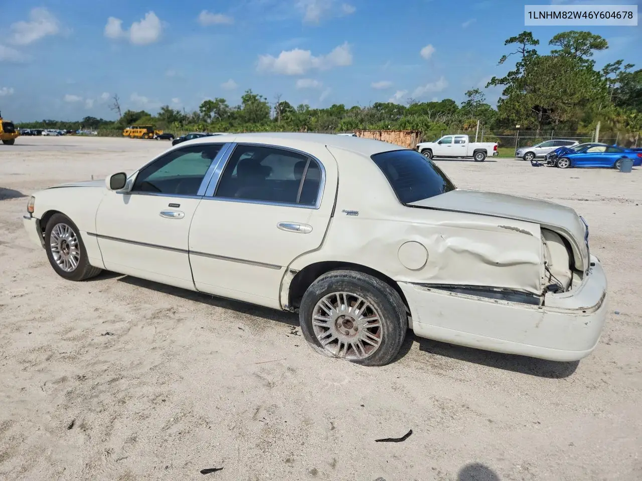 2006 Lincoln Town Car Signature Limited VIN: 1LNHM82W46Y604678 Lot: 61846566