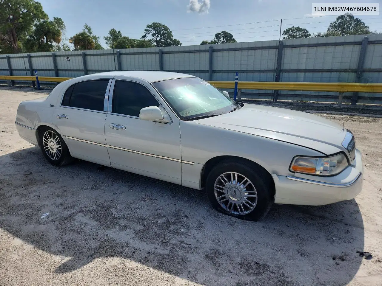 2006 Lincoln Town Car Signature Limited VIN: 1LNHM82W46Y604678 Lot: 61846566