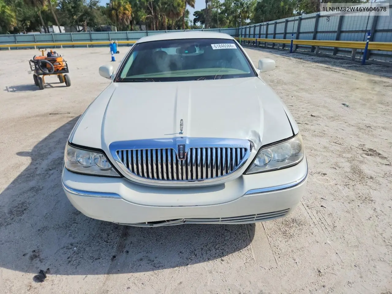 2006 Lincoln Town Car Signature Limited VIN: 1LNHM82W46Y604678 Lot: 61846566