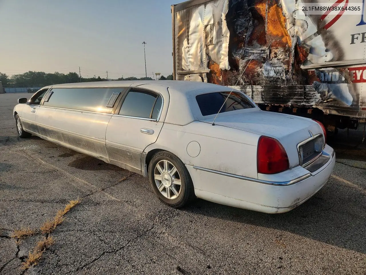 2008 Lincoln Town Car Executive VIN: 2L1FM88W38X644365 Lot: 61858276