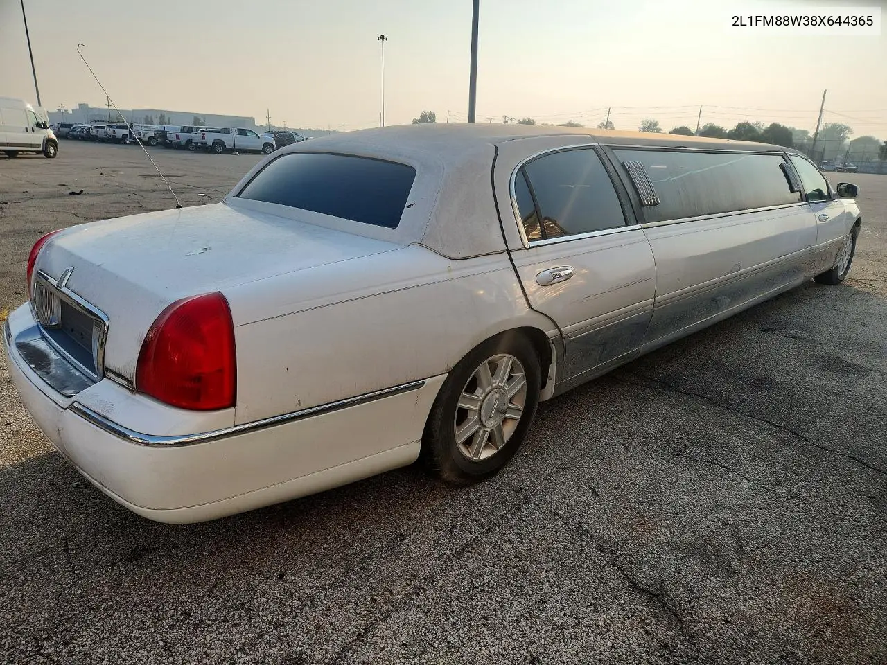 2008 Lincoln Town Car Executive VIN: 2L1FM88W38X644365 Lot: 61858276