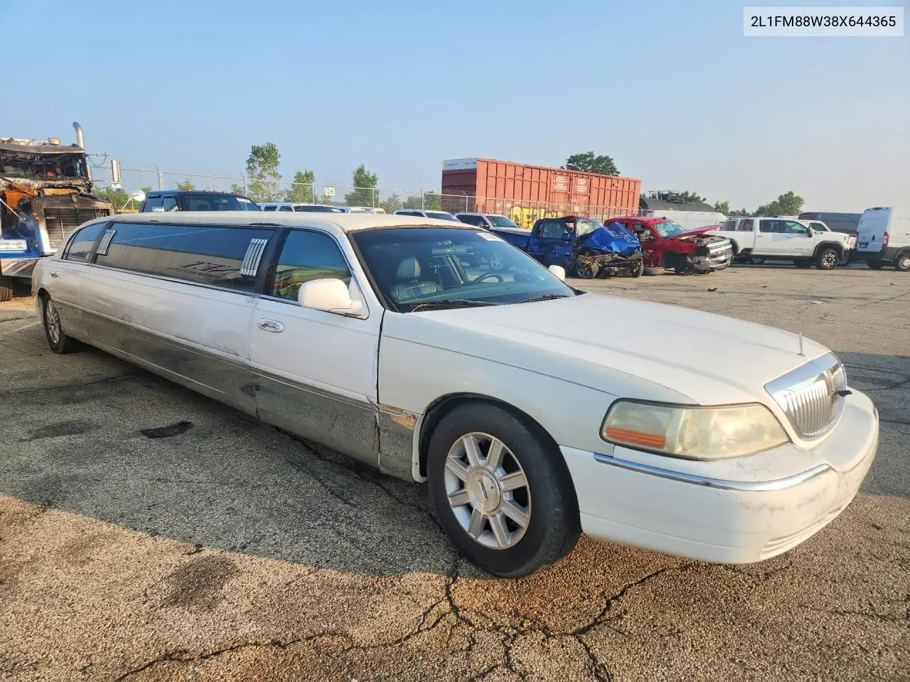 2008 Lincoln Town Car Executive VIN: 2L1FM88W38X644365 Lot: 61858276