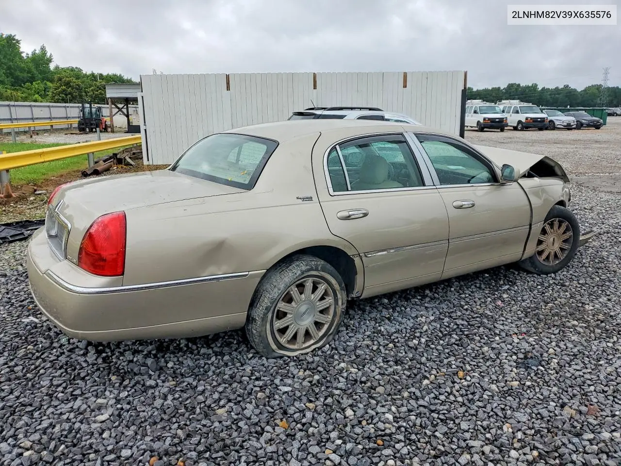 2009 Lincoln Town Car Signature Limited VIN: 2LNHM82V39X635576 Lot: 54384706