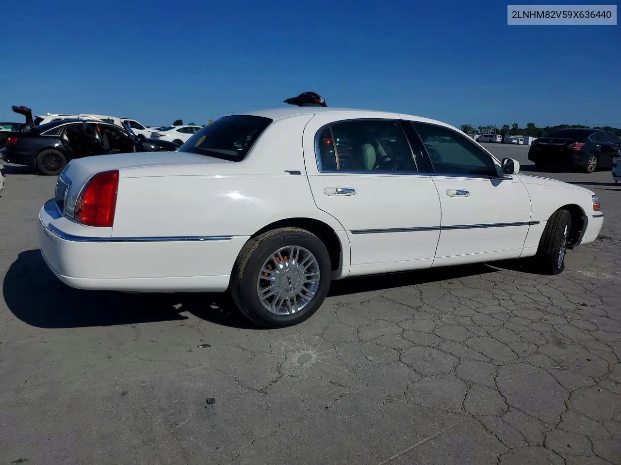 2009 Lincoln Town Car Signature Limited VIN: 2LNHM82V59X636440 Lot: 57344366