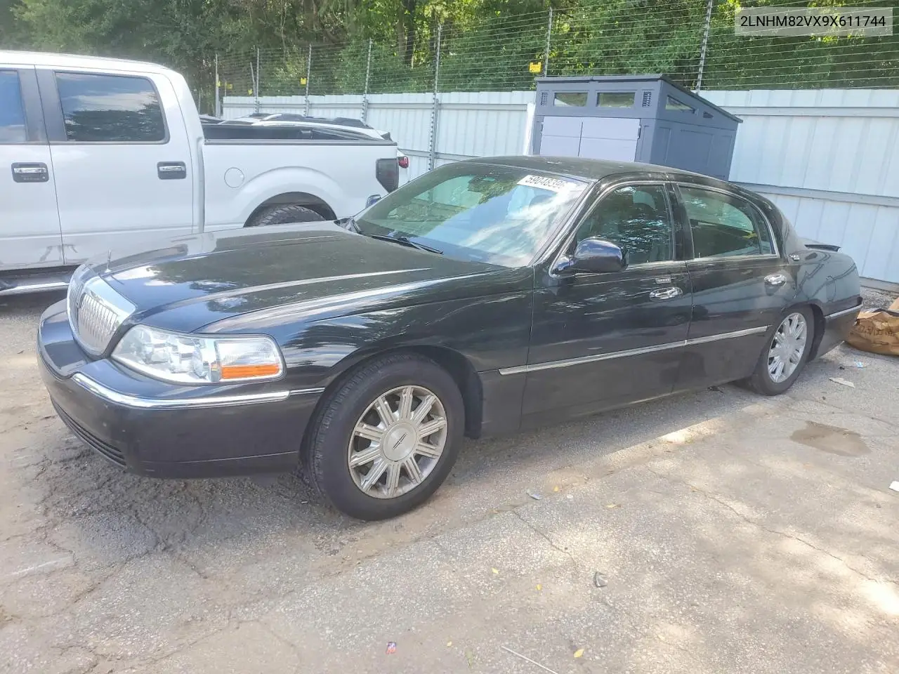 2009 Lincoln Town Car Signature Limited VIN: 2LNHM82VX9X611744 Lot: 59048396