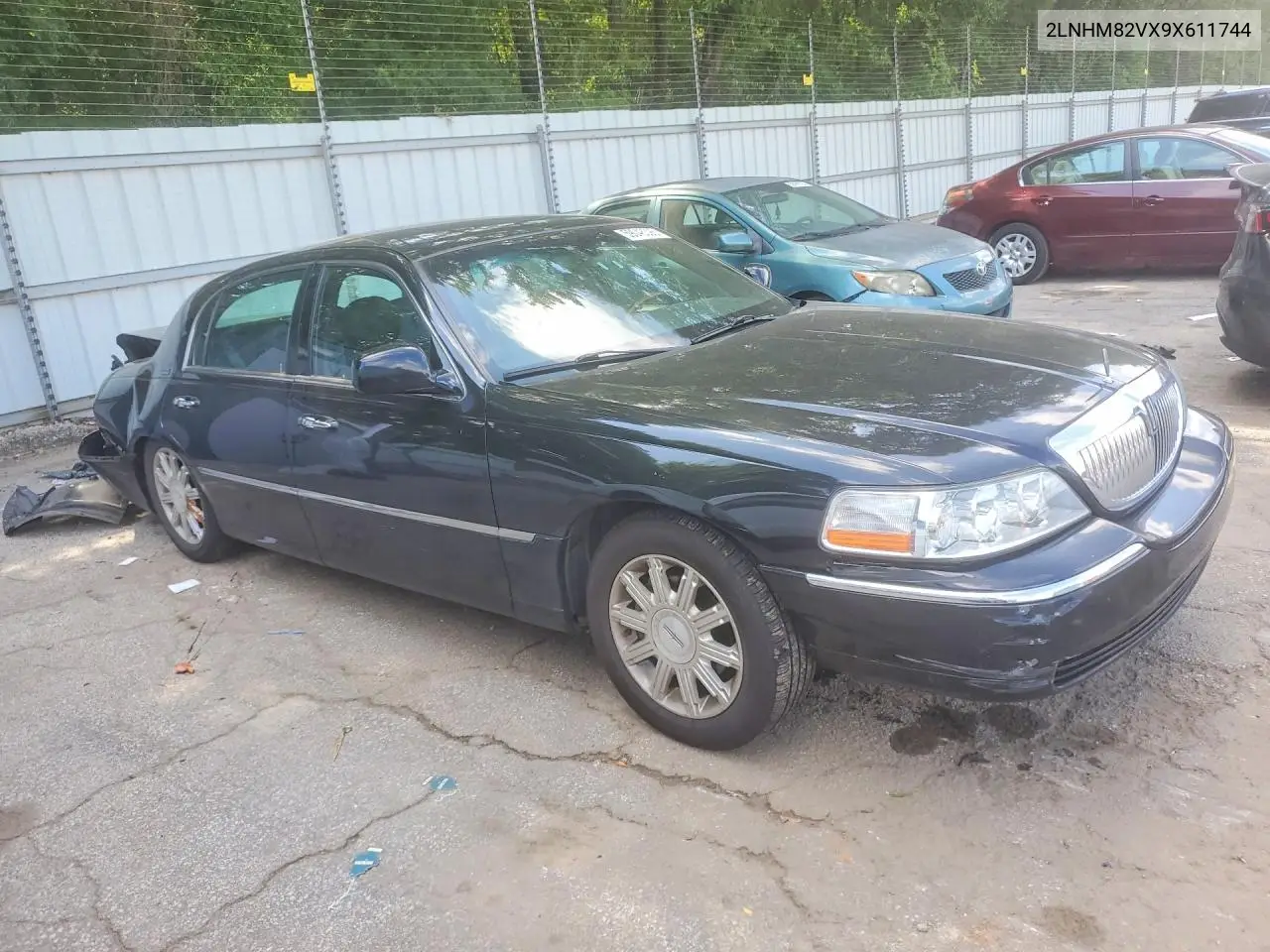 2009 Lincoln Town Car Signature Limited VIN: 2LNHM82VX9X611744 Lot: 59048396