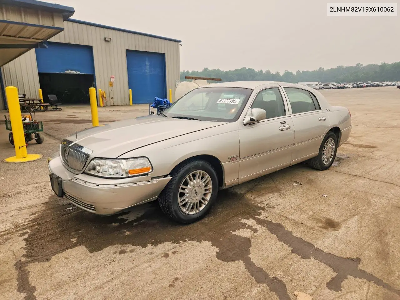 2009 Lincoln Town Car Signature Limited VIN: 2LNHM82V19X610062 Lot: 61177196