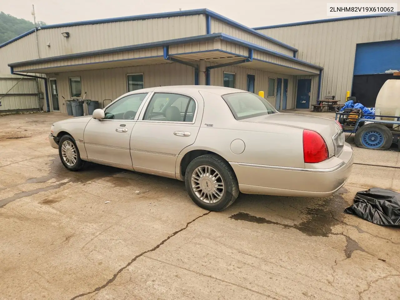 2009 Lincoln Town Car Signature Limited VIN: 2LNHM82V19X610062 Lot: 61177196