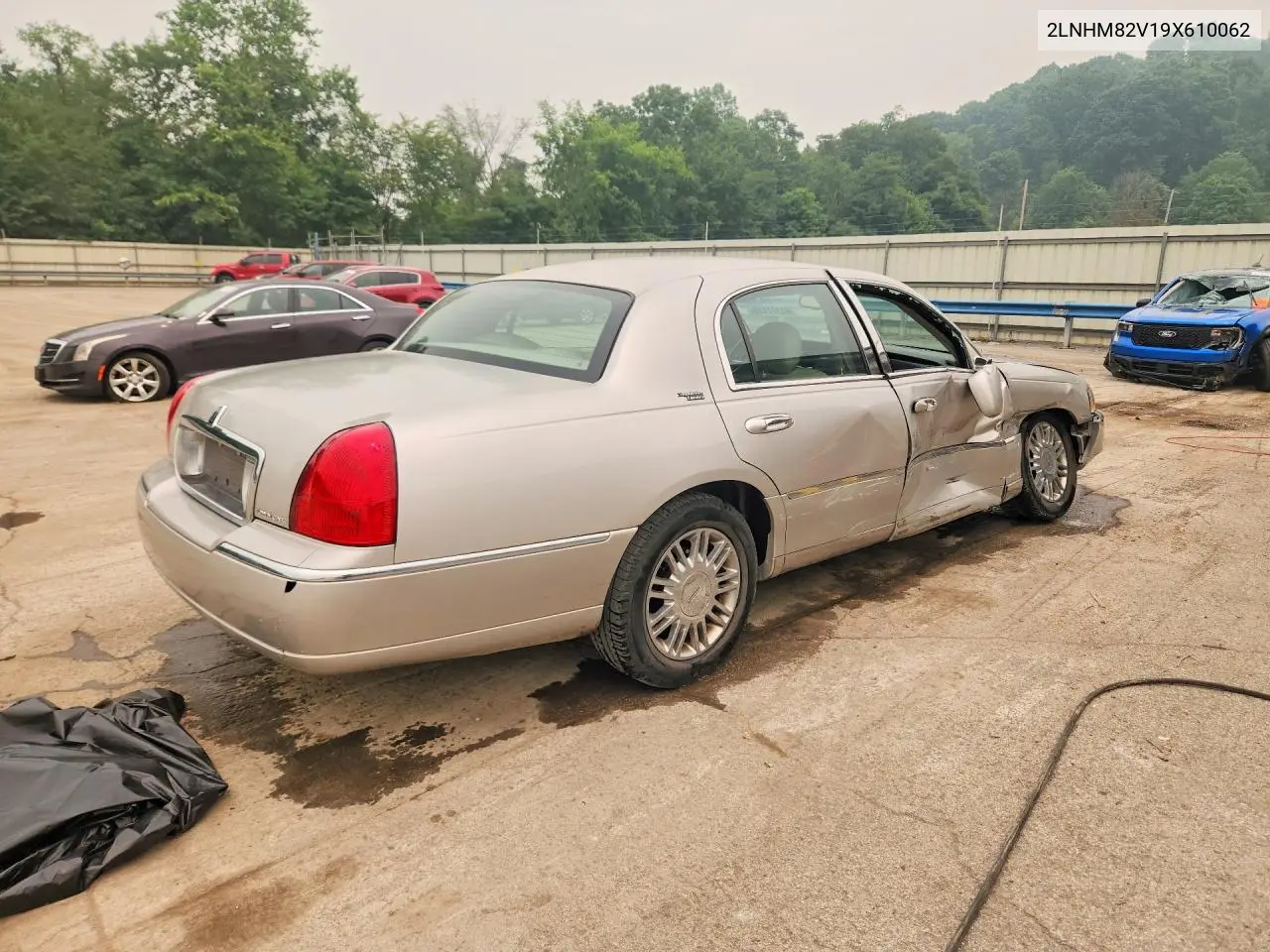 2009 Lincoln Town Car Signature Limited VIN: 2LNHM82V19X610062 Lot: 61177196