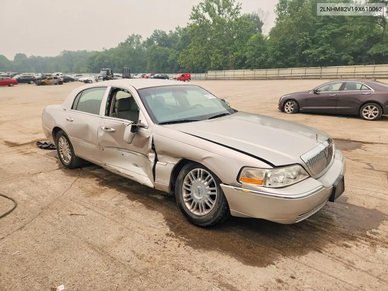2009 Lincoln Town Car Signature Limited VIN: 2LNHM82V19X610062 Lot: 61177196