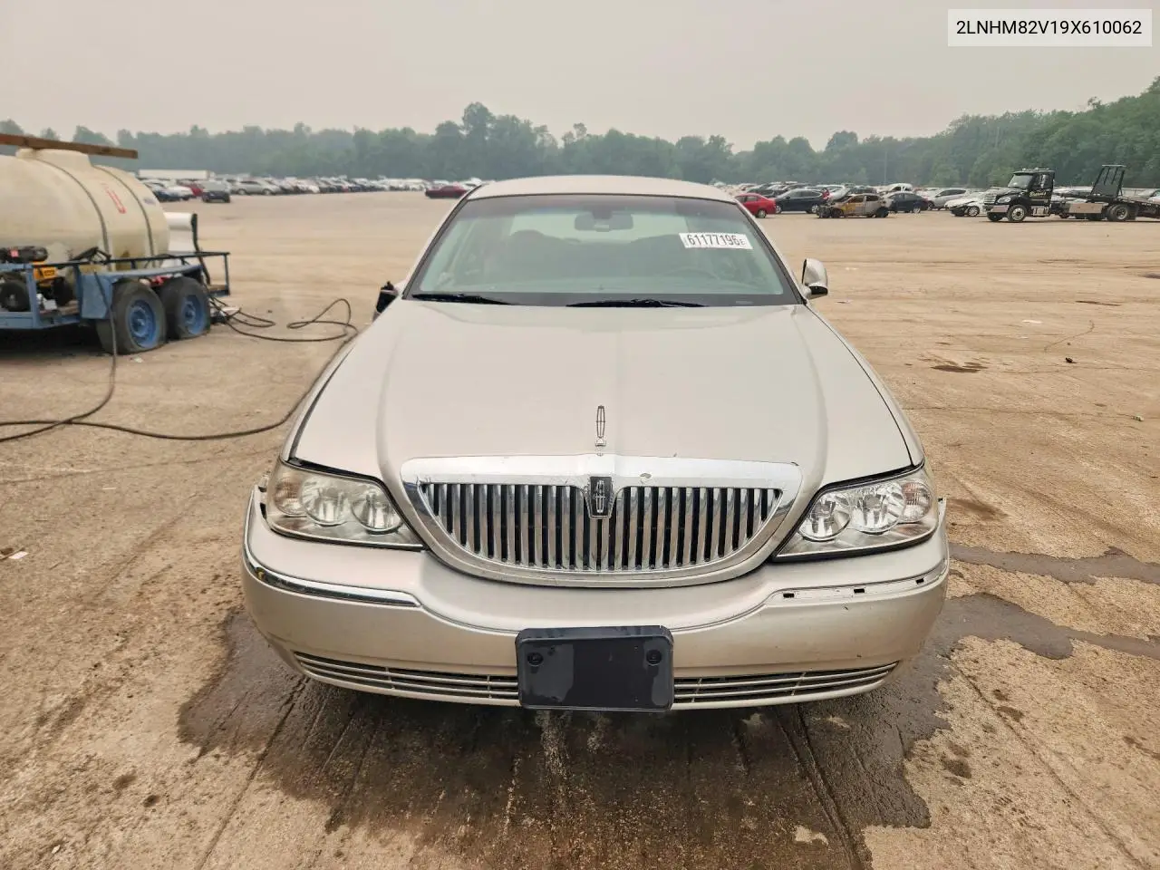 2009 Lincoln Town Car Signature Limited VIN: 2LNHM82V19X610062 Lot: 61177196