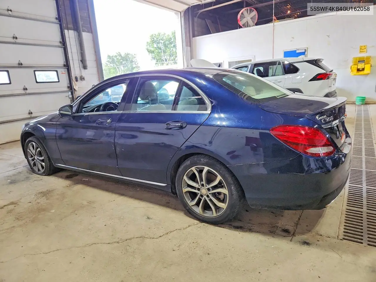 2016 Mercedes-Benz C 300 VIN: 55SWF4KB4GU162058 Lot: 62361426