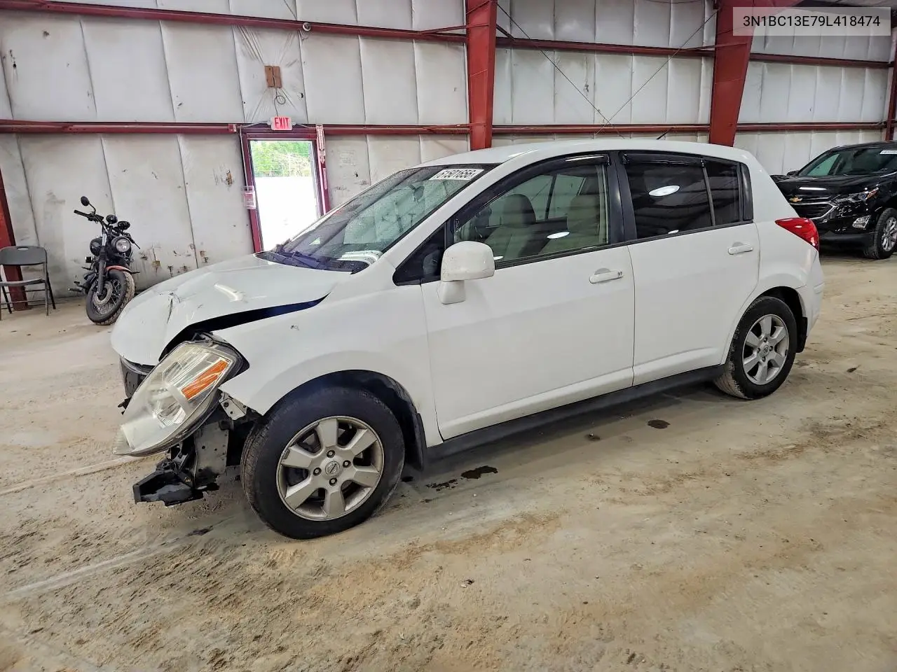 2009 Nissan Versa 1.8 S VIN: 3N1BC13E79L418474 Lot: 61501656