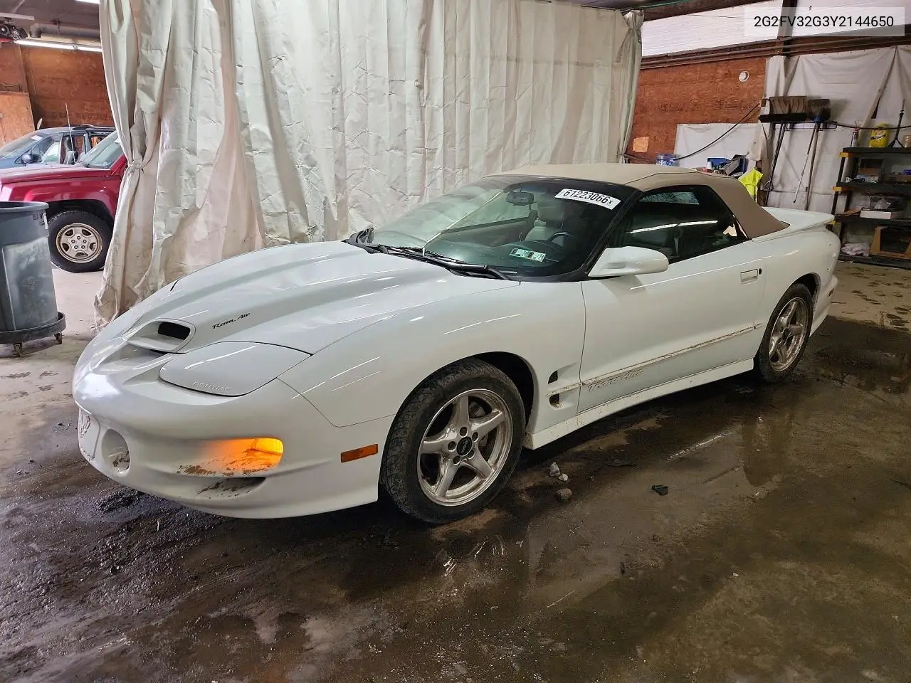 2000 Pontiac Firebird Trans Am VIN: 2G2FV32G3Y2144650 Lot: 61223066
