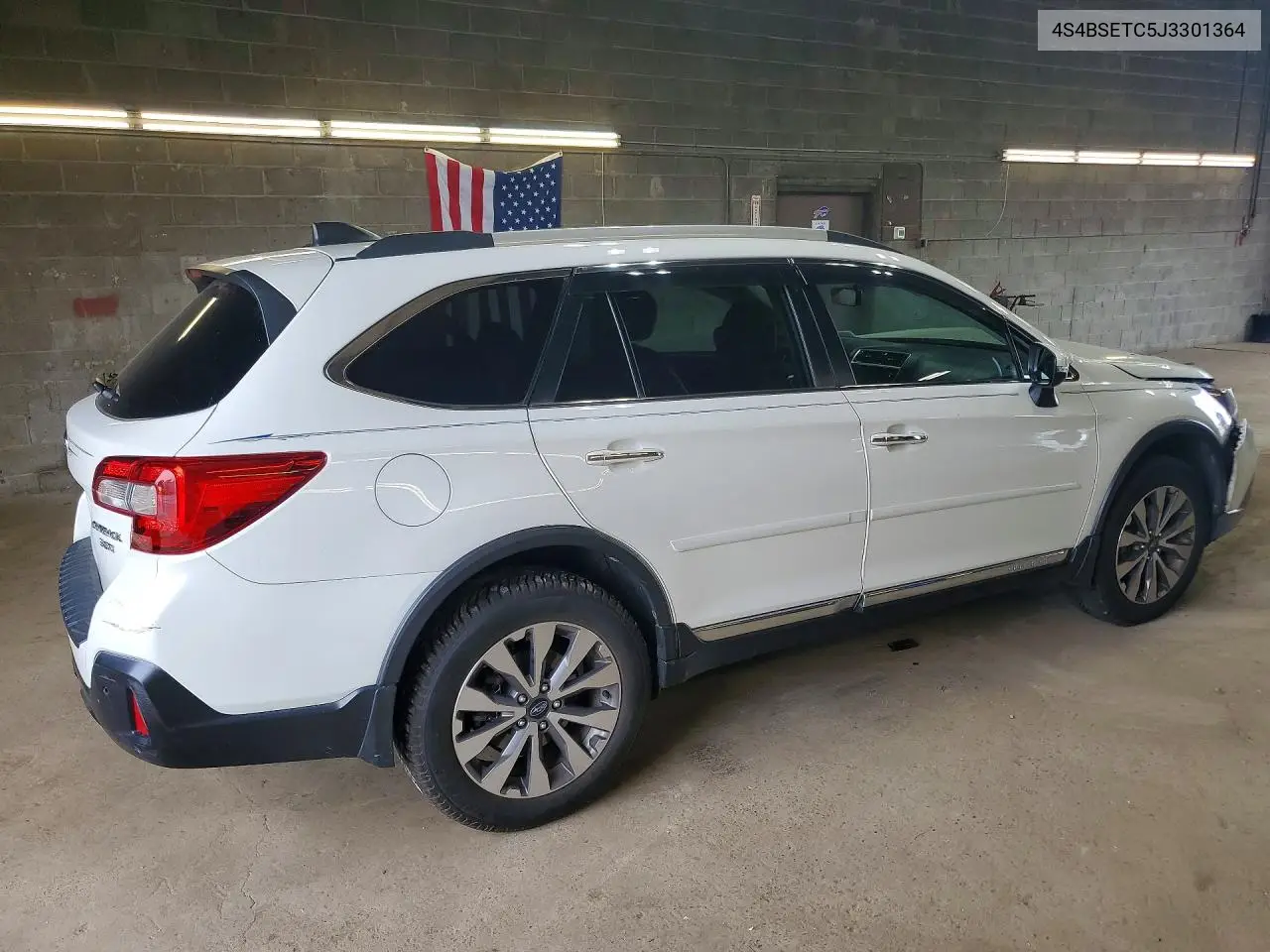 2018 Subaru Outback Touring VIN: 4S4BSETC5J3301364 Lot: 85622205