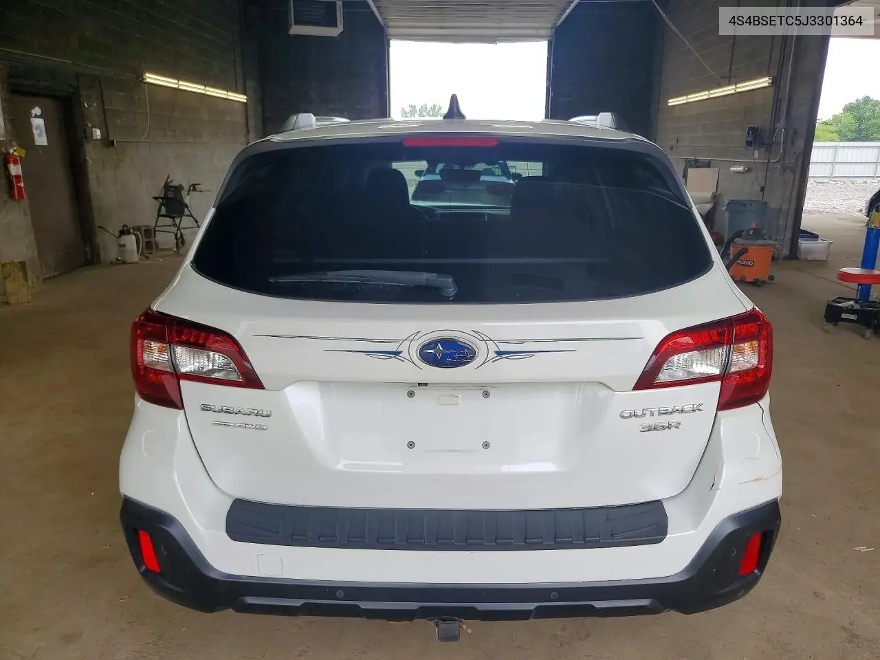 2018 Subaru Outback Touring VIN: 4S4BSETC5J3301364 Lot: 85622205