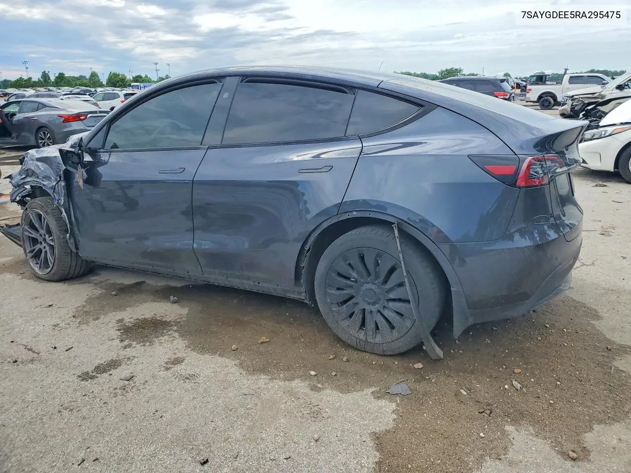 2024 Tesla Model Y VIN: 7SAYGDEE5RA295475 Lot: 57613156