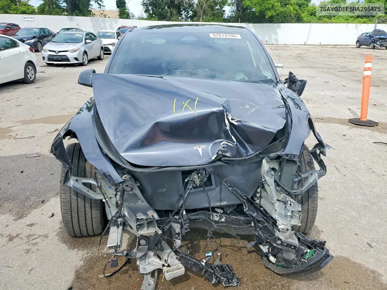 2024 Tesla Model Y VIN: 7SAYGDEE5RA295475 Lot: 57613156