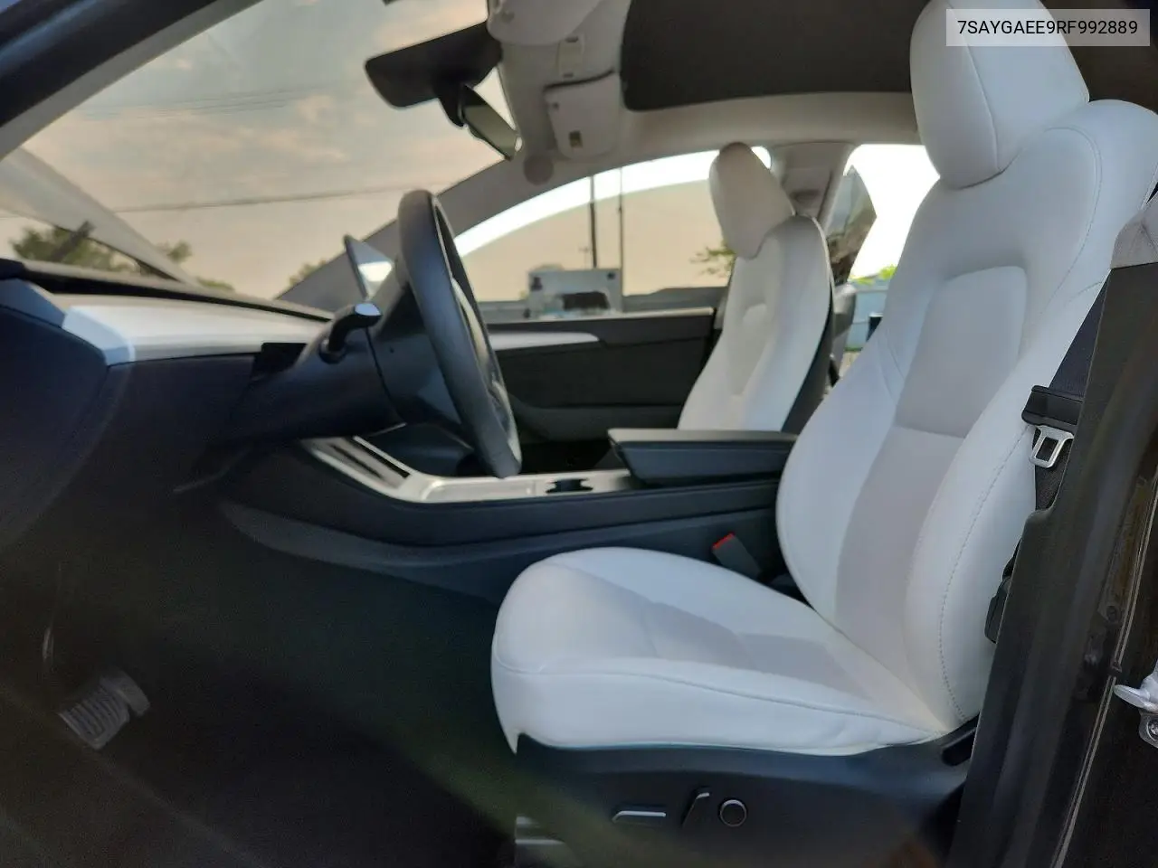 2024 Tesla Model Y VIN: 7SAYGAEE9RF992889 Lot: 61758566