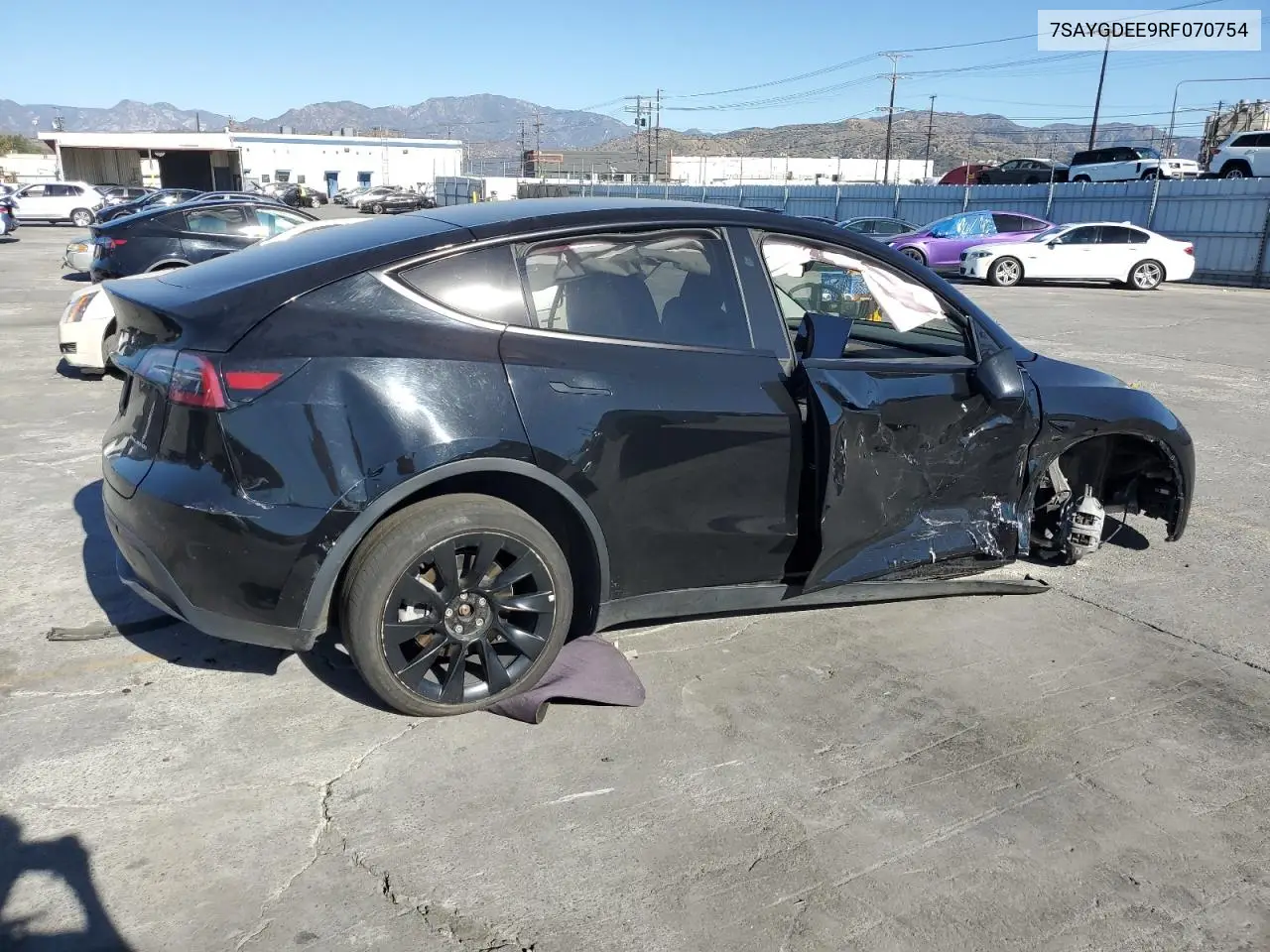 7SAYGDEE9RF070754 2024 Tesla Y