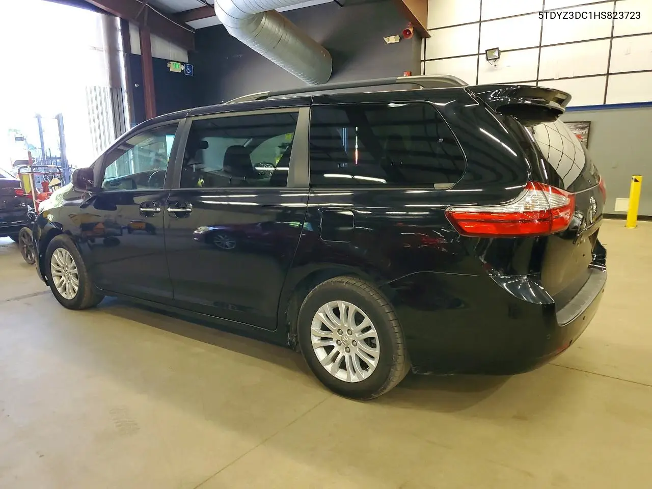 2017 Toyota Sienna Xle 8-Passenger VIN: 5TDYZ3DC1HS823723 Lot: 58943236