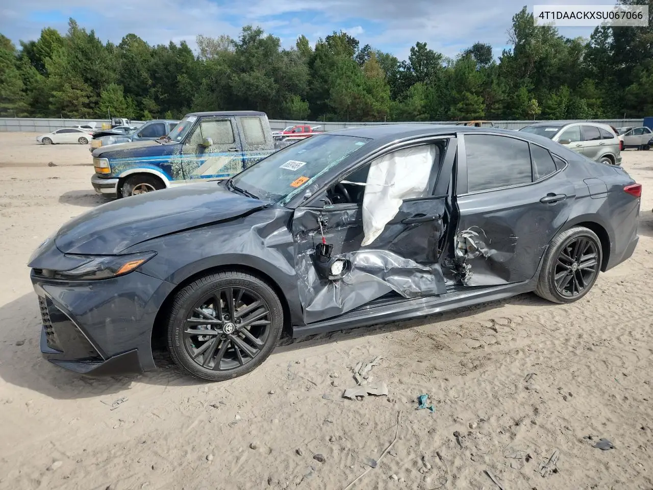4T1DAACKXSU067066 2025 Toyota Camry Se
