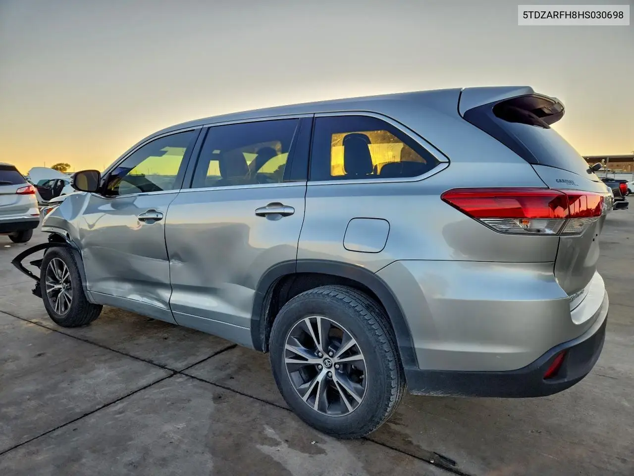 5TDZARFH8HS030698 2017 Toyota Highlander Le