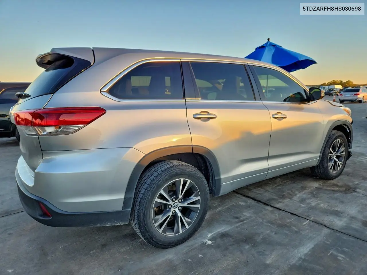 5TDZARFH8HS030698 2017 Toyota Highlander Le