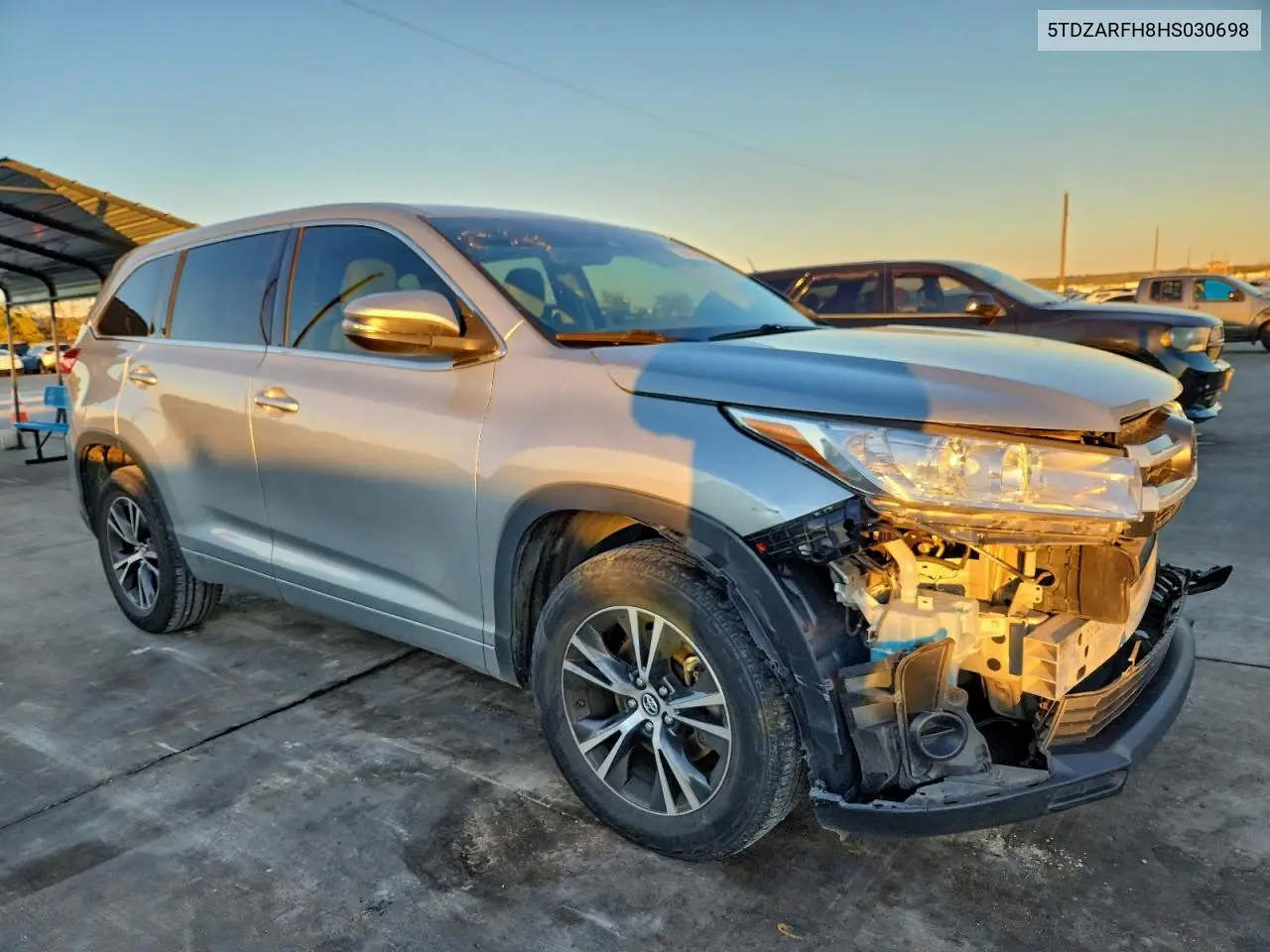 5TDZARFH8HS030698 2017 Toyota Highlander Le