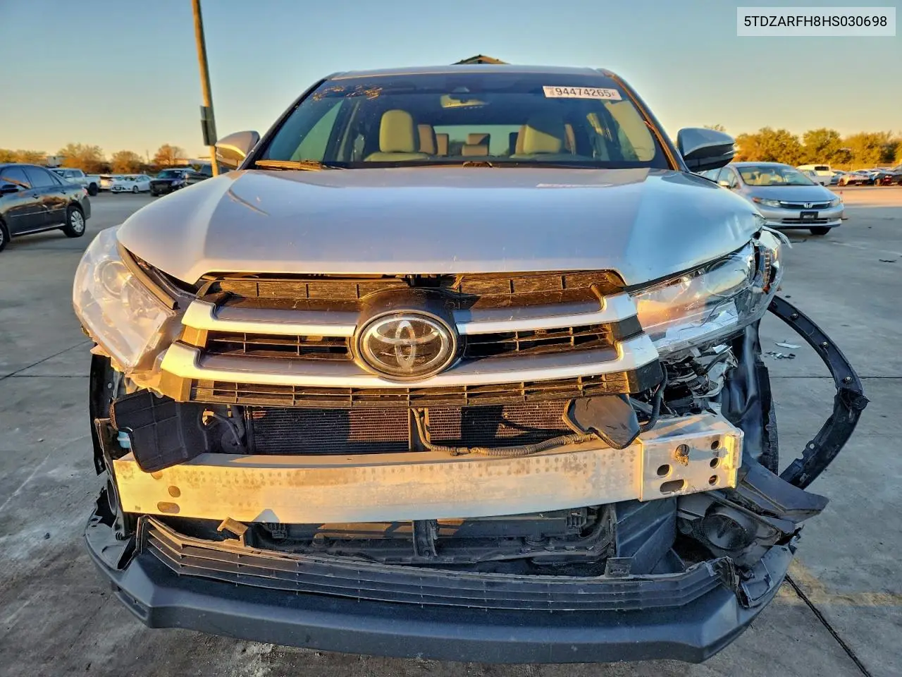 5TDZARFH8HS030698 2017 Toyota Highlander Le
