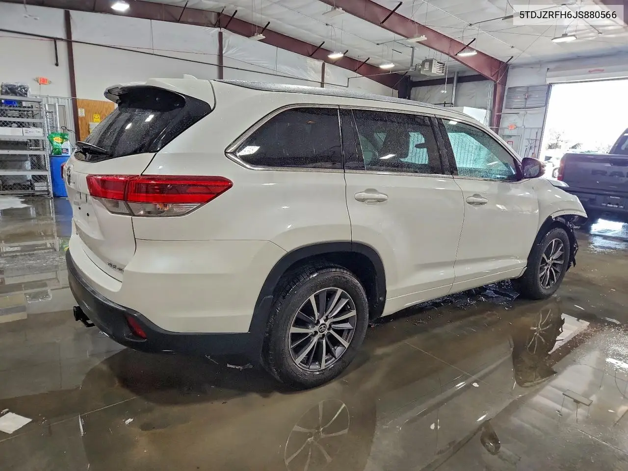 5TDJZRFH6JS880566 2018 Toyota Highlander Xle