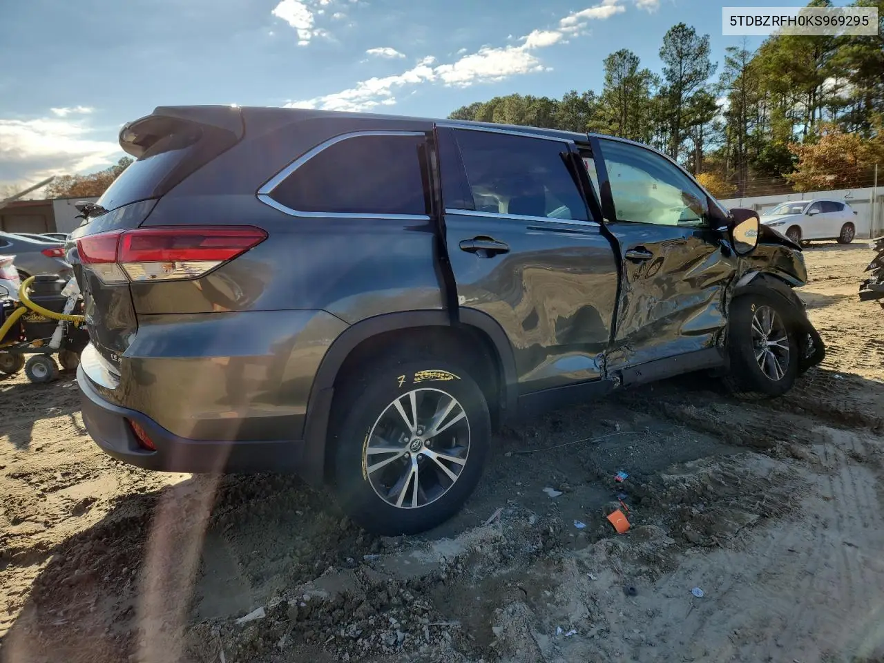 5TDBZRFH0KS969295 2019 Toyota Highlander Le
