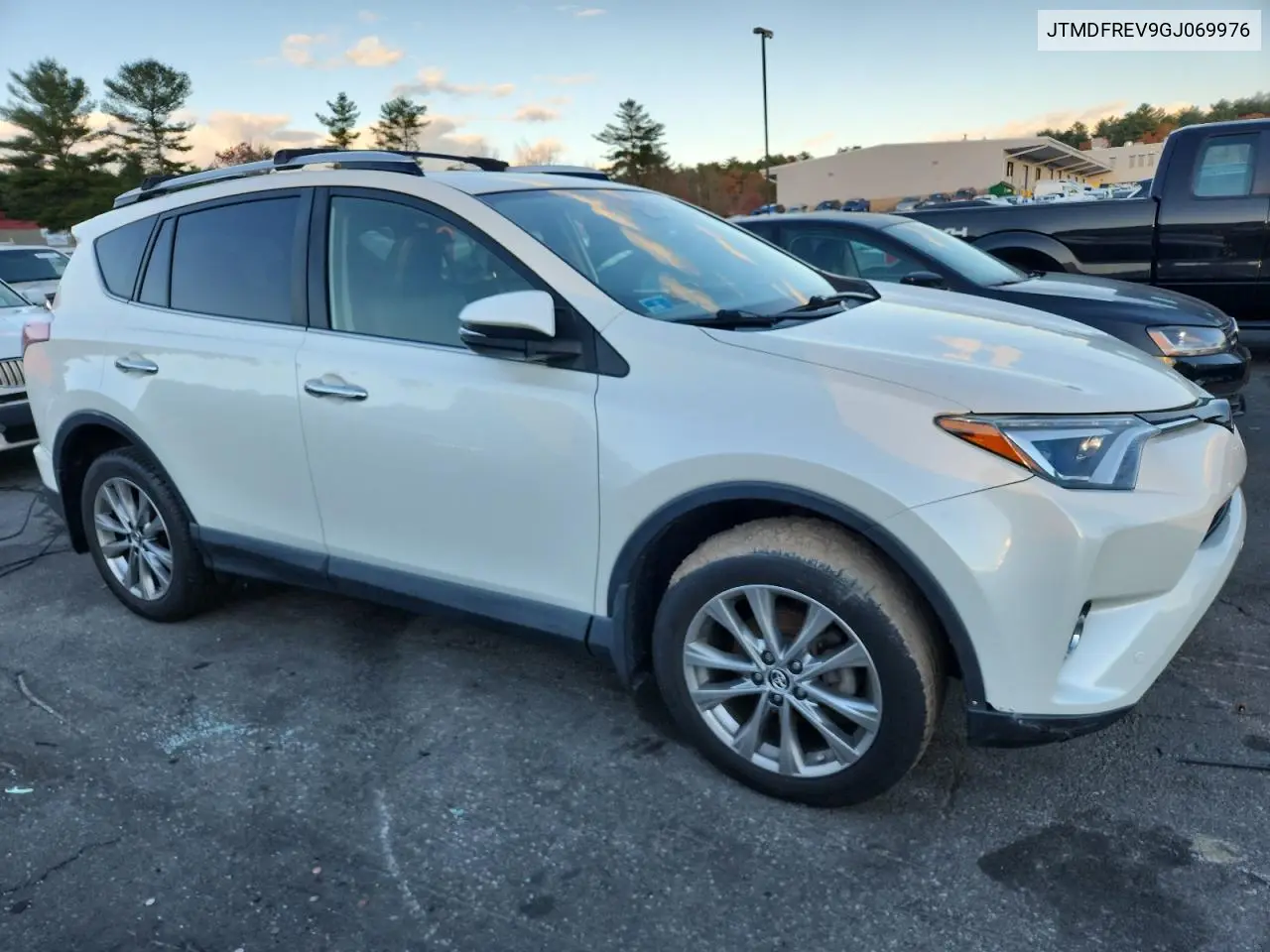 JTMDFREV9GJ069976 2016 Toyota Rav4 Limited