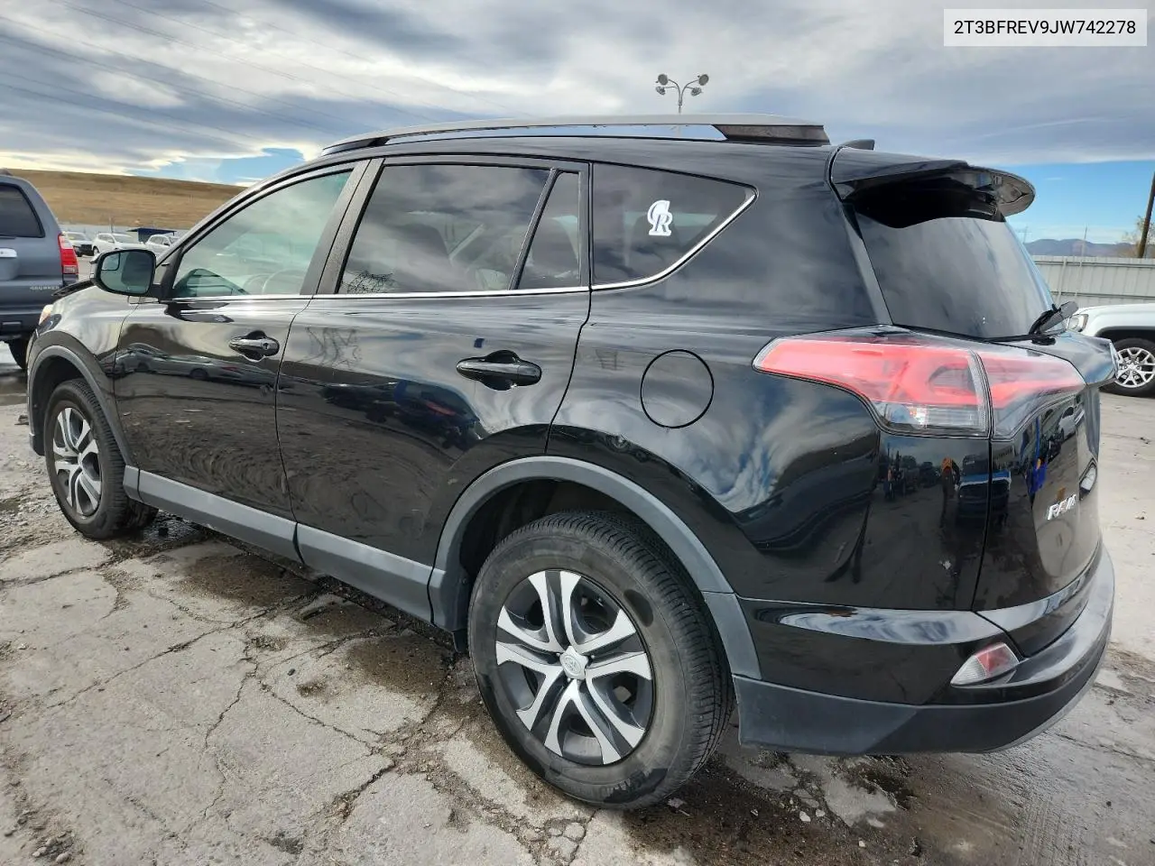 2T3BFREV9JW742278 2018 Toyota Rav4 Le