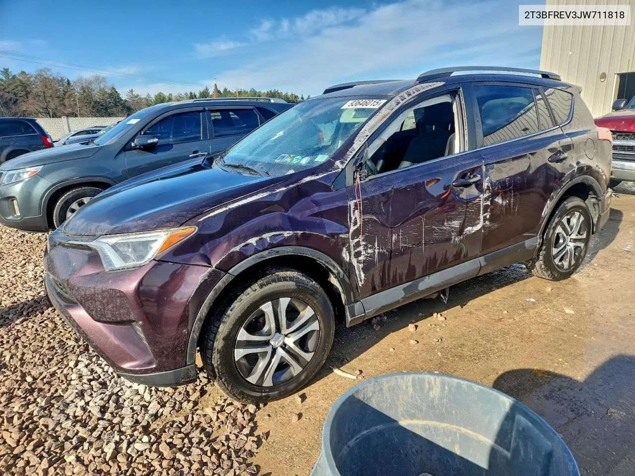 2T3BFREV3JW711818 2018 Toyota Rav4 Le