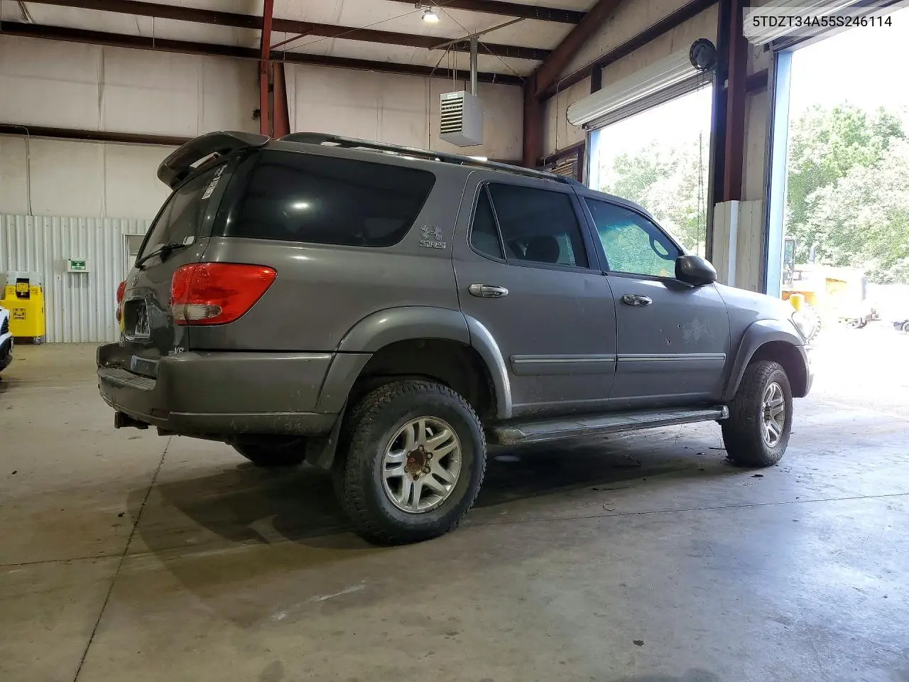 2005 Toyota Sequoia Sr5 VIN: 5TDZT34A55S246114 Lot: 61042076