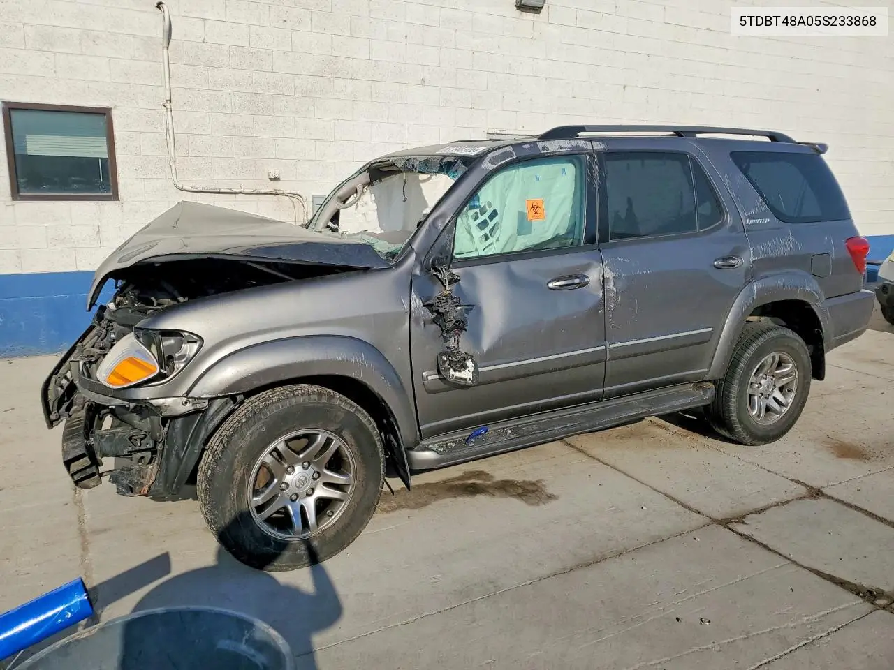 2005 Toyota Sequoia Limited VIN: 5TDBT48A05S233868 Lot: 61140326