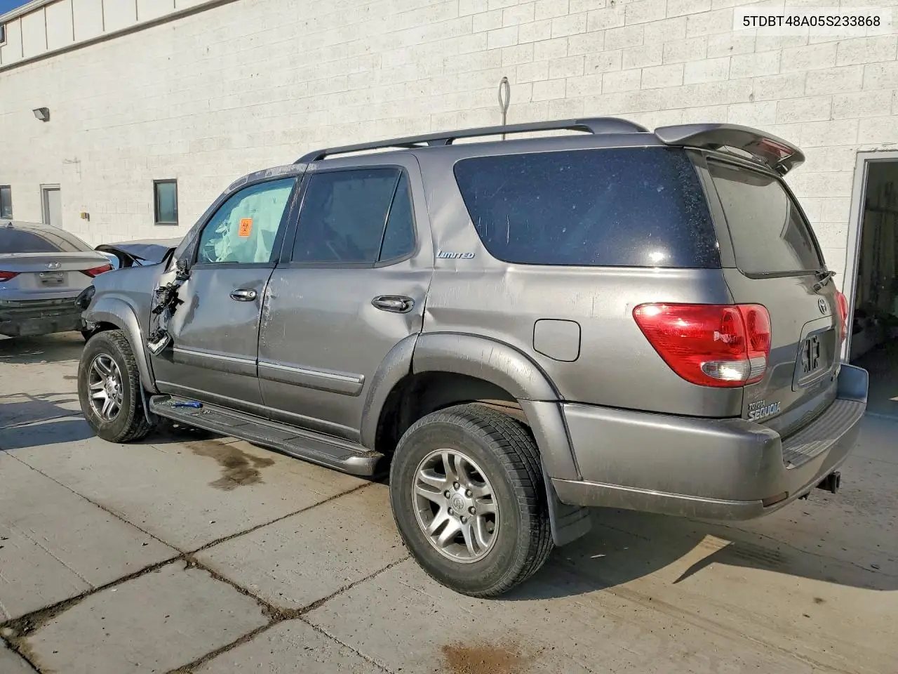 2005 Toyota Sequoia Limited VIN: 5TDBT48A05S233868 Lot: 61140326