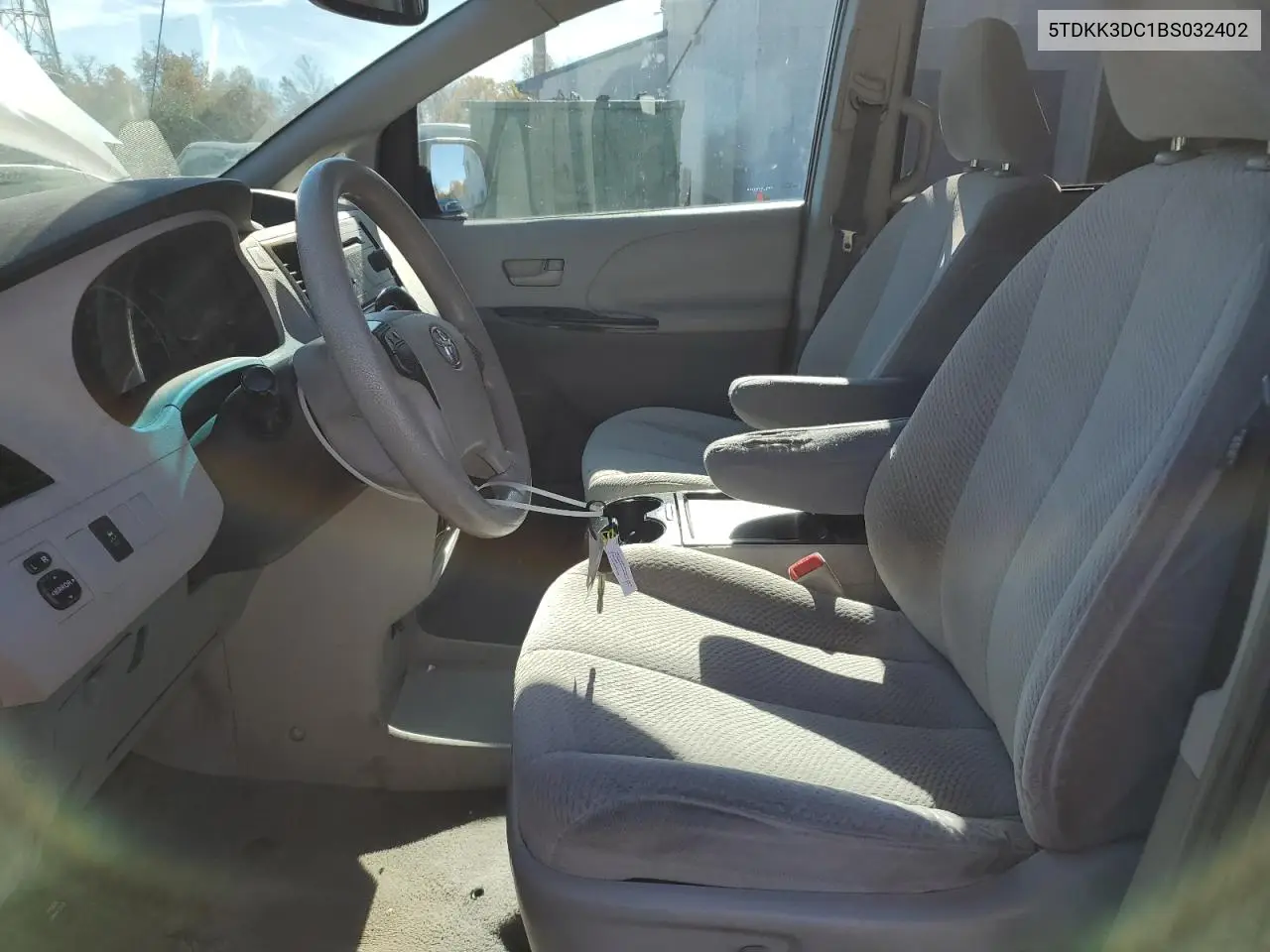 5TDKK3DC1BS032402 2011 Toyota Sienna Le