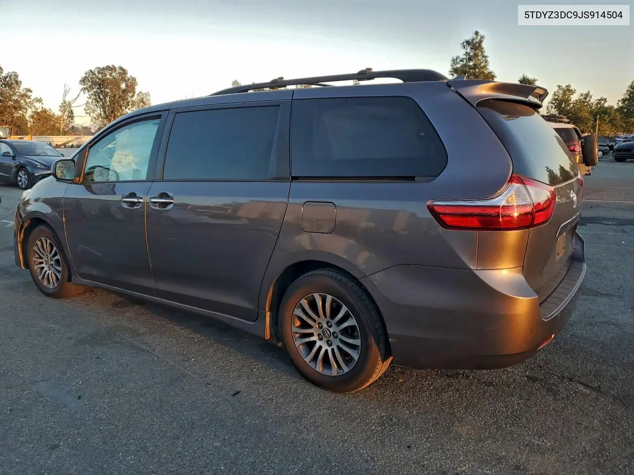 5TDYZ3DC9JS914504 2018 Toyota Sienna Xle