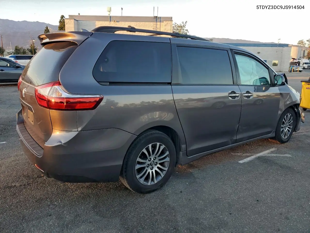 5TDYZ3DC9JS914504 2018 Toyota Sienna Xle