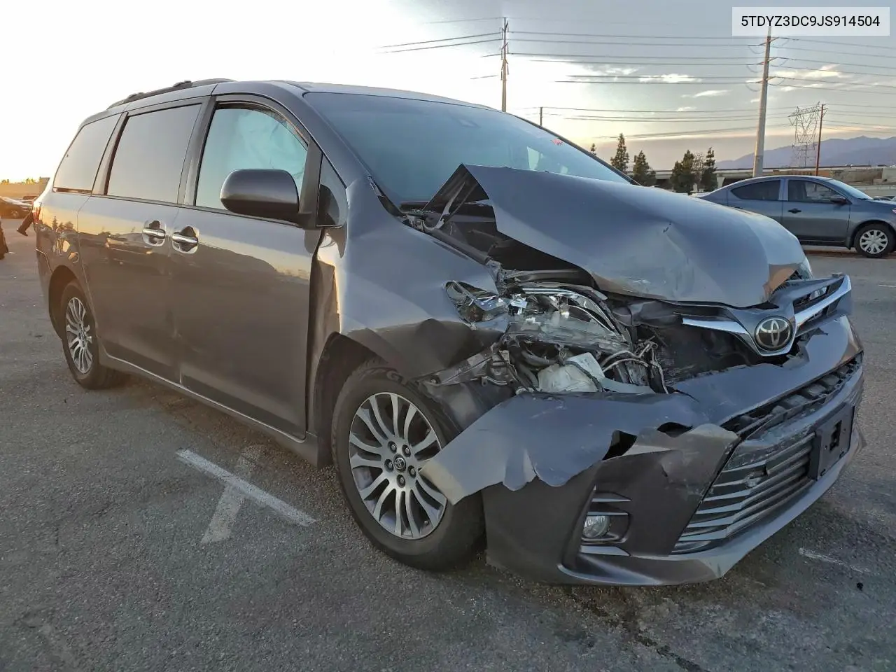 5TDYZ3DC9JS914504 2018 Toyota Sienna Xle