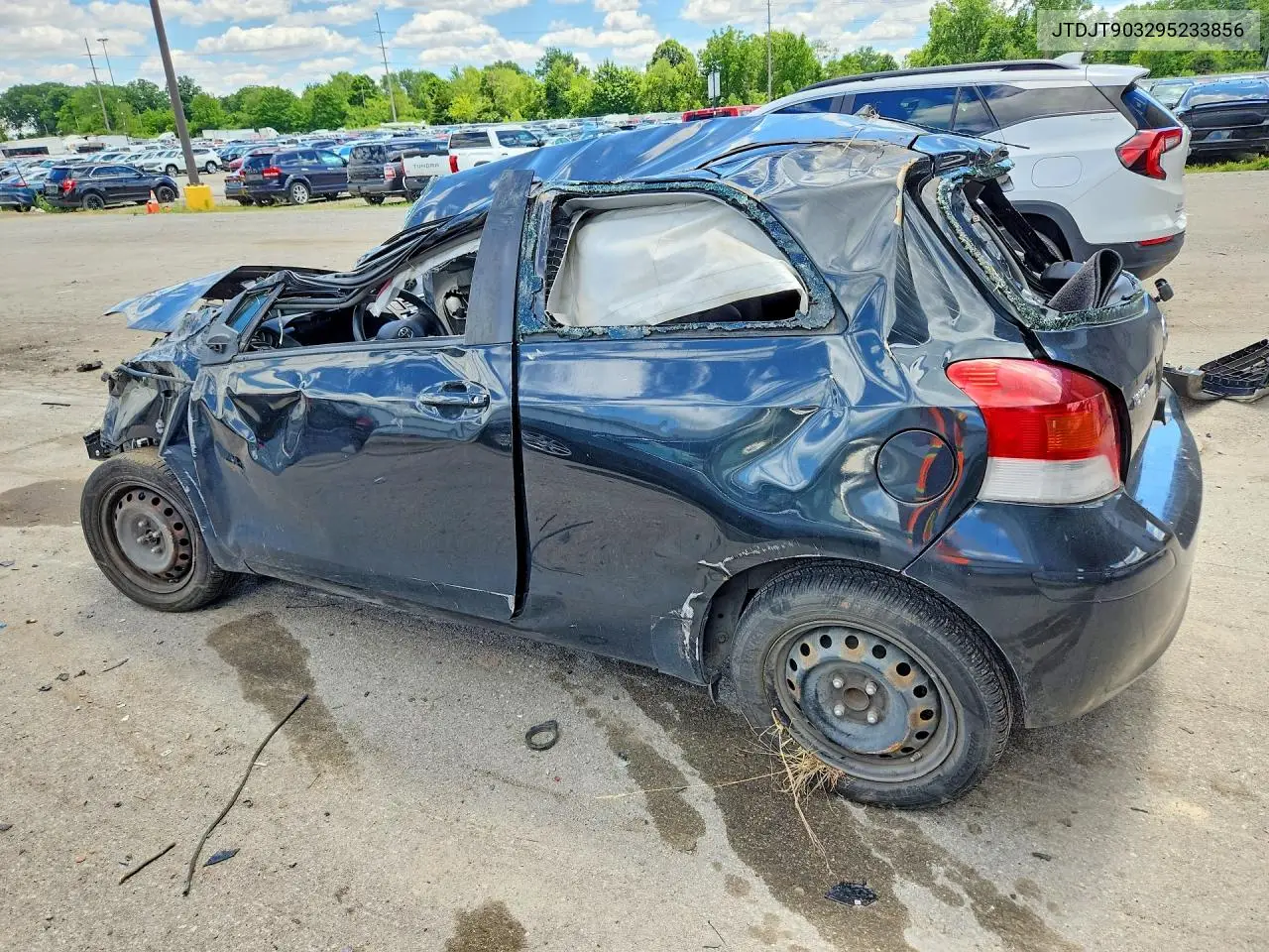 2009 Toyota Yaris Base VIN: JTDJT903295233856 Lot: 57495646