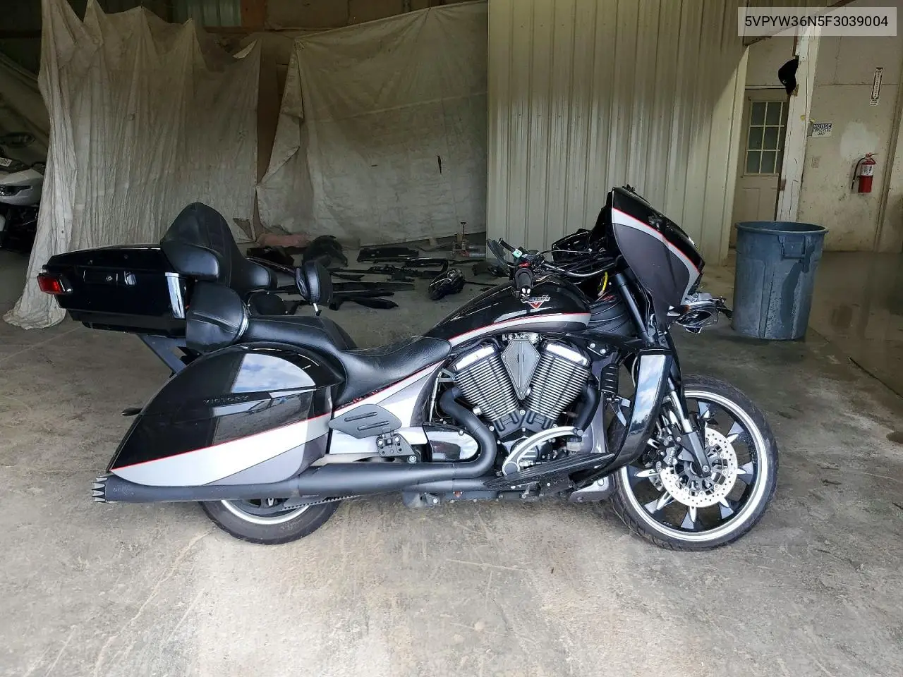 2015 Victory Motorcycles Magnum VIN: 5VPYW36N5F3039004 Lot: 57750916